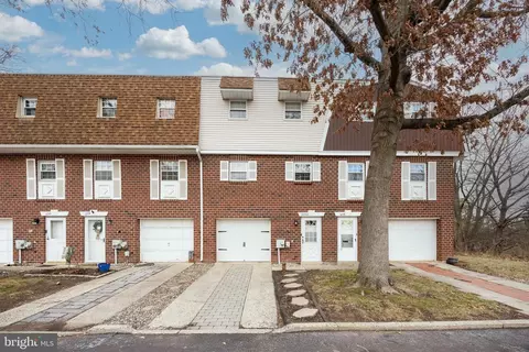 1055 Village Ln, Pottstown, PA 19464