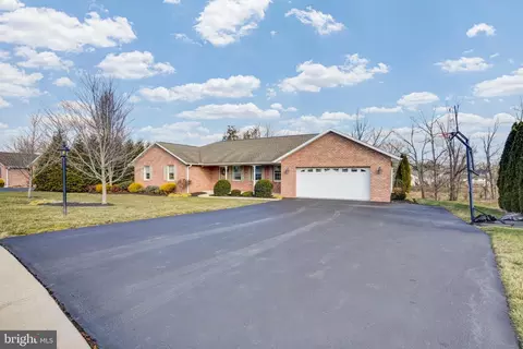 2422 Magnolia Dr, Gilbertsville, PA 19525