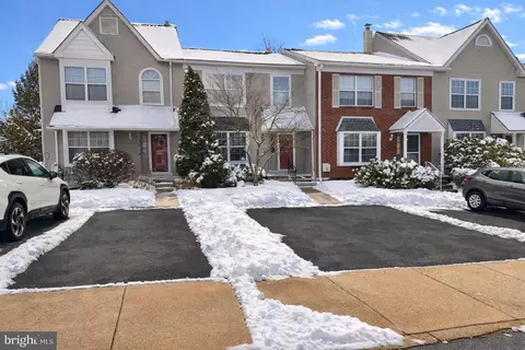 818 Treetop Ln, Norristown, PA 19403