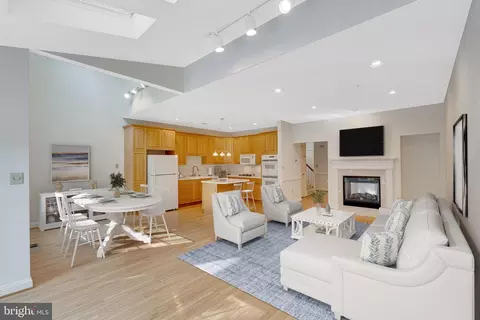 Living - 1129 Brians Way, Wayne, PA 19087 photo 3 of 9