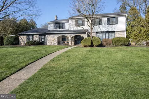 233 Lamplighter Ln, Huntingdon Valley, PA 19006