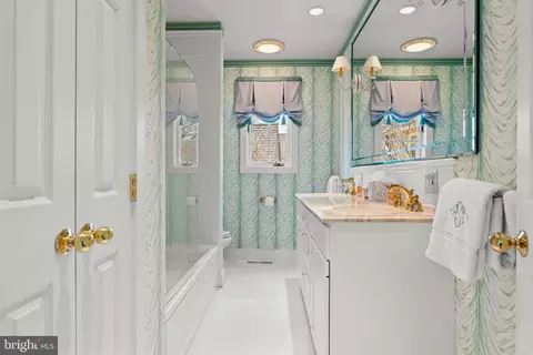 Bath - 1244 Denbigh Ln, Wayne, PA 19087 photo 2 of 6