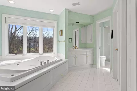 Bath - 1244 Denbigh Ln, Wayne, PA 19087 photo 3 of 6