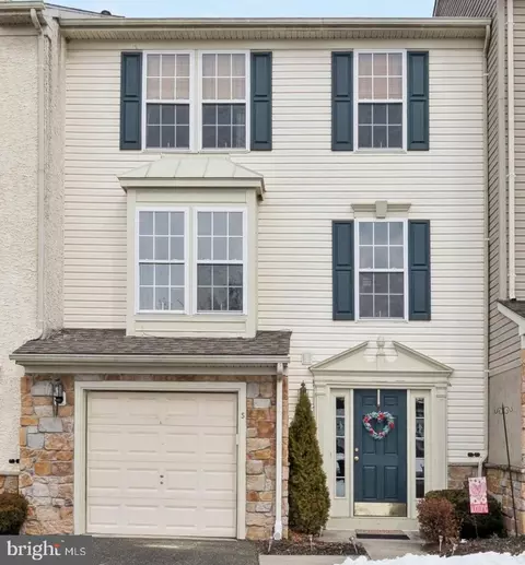5 Creekside Dr, Pottstown, PA 19464