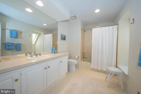 Bath - 1241 Denbigh Ln, Wayne, PA 19087 photo 8 of 9