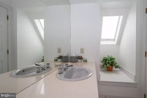 Bath - 1241 Denbigh Ln, Wayne, PA 19087 photo 6 of 9