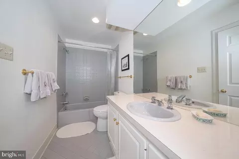 Bath - 1241 Denbigh Ln, Wayne, PA 19087 photo 7 of 9