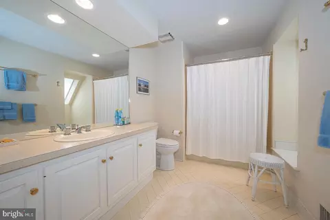 Bath - 1241 Denbigh Ln, Wayne, PA 19087 photo 9 of 9