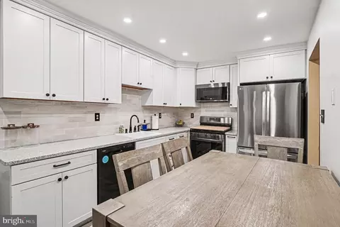 Kitchen - 98 Forrest Ct, Royersford, PA 19468 photo 3 of 3