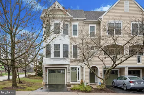 201 Cobblestone Dr, Ardmore, PA 19003