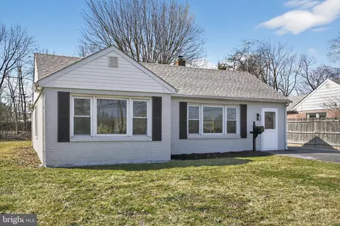 727 W County Line Rd, Hatboro, PA 19040