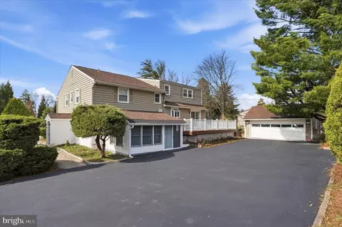 898 Crestline Dr, Blue Bell, PA 19422