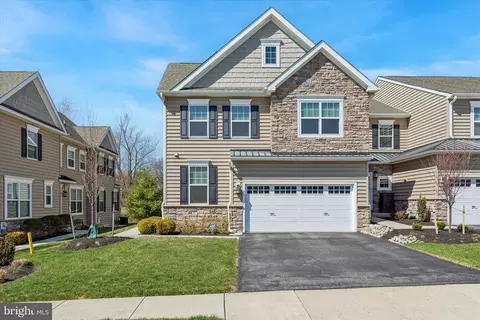 31 Penn Manor Ct, Fort Washington, PA 19034
