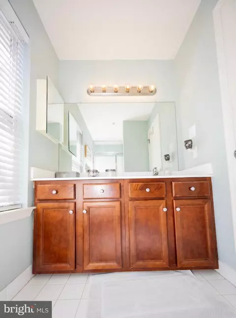 Bath - 36 Old Cedarbrook Rd, Wyncote, PA 19095 photo 1 of 4