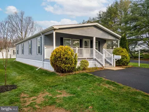 22 Holiday Ave, Hatfield, PA 19440