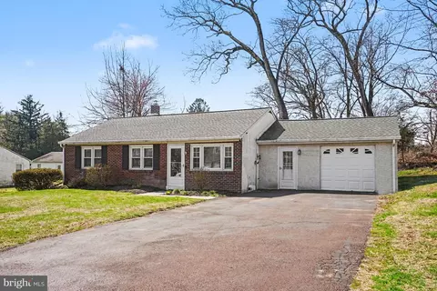 13 Perkiomen Ave, Schwenksville, PA 19473