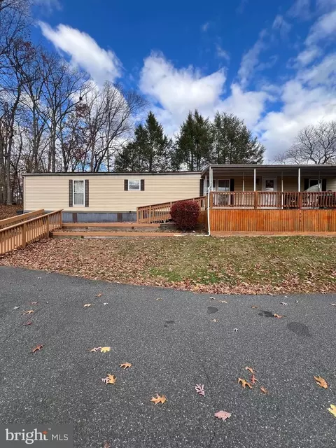 808 Holly Dr, Green Lane, PA 18054