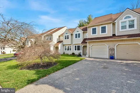 8809 Duveen Dr, Wyndmoor, PA 19038
