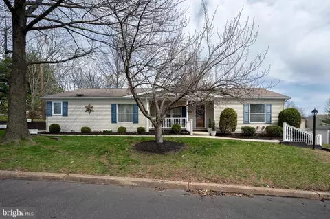 325 Hidden Springs Dr, Souderton, PA 18964