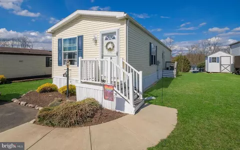 154 Hillside Ct, North Wales, PA 19454