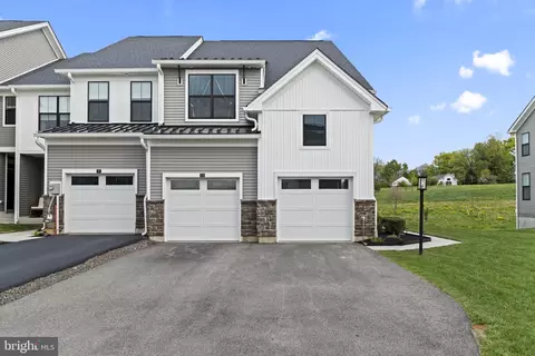 33 Tamarack Cir, Norristown, PA 19403