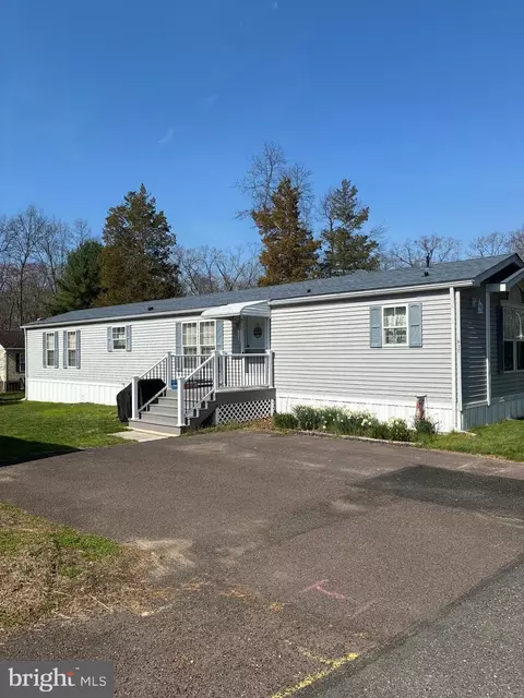 617 Willow Dr, Green Lane, PA 18054