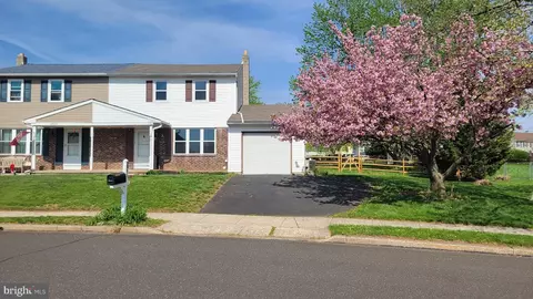 2821 N Ford Dr, Hatfield, PA 19440