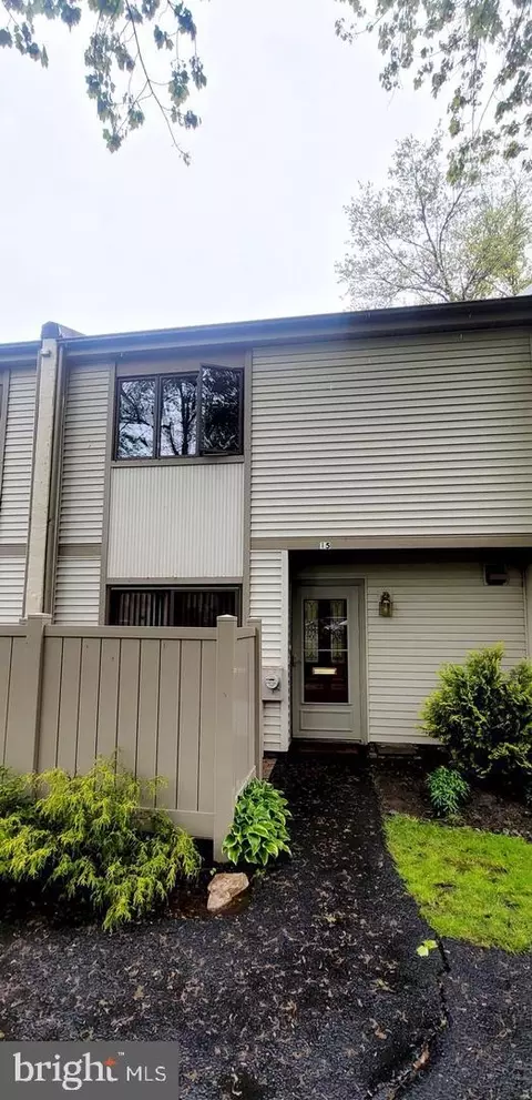 15 Twin Brooks Dr, Willow Grove, PA 19090