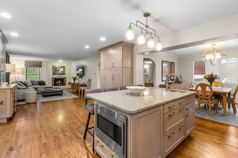 2114 Greenbrier Dr, Villanova, PA 19085