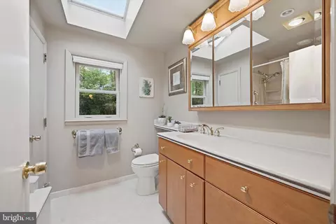 Bath - 573 Brookwood Rd, Wayne, PA 19087 photo 2 of 4