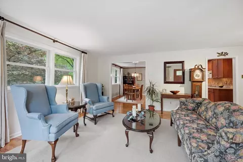 Living - 573 Brookwood Rd, Wayne, PA 19087 photo 1 of 2