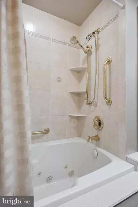 Bath - 573 Brookwood Rd, Wayne, PA 19087 photo 3 of 4