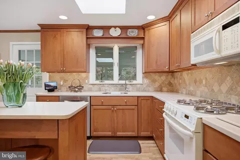 Kitchen - 573 Brookwood Rd, Wayne, PA 19087 photo 2 of 3