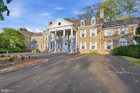 1035 Wright Dr, Huntingdon Valley, PA 19006