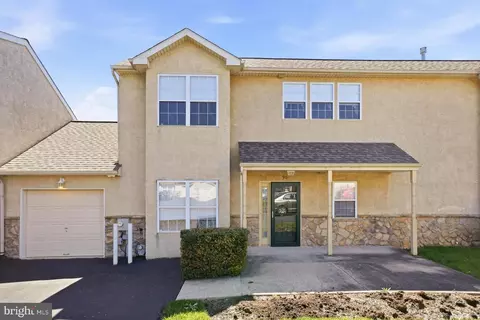 90 Stuart Dr, Norristown, PA 19401