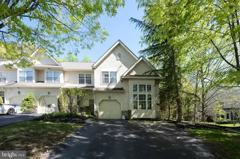 142 Green Valley Cir, Dresher, PA 19025