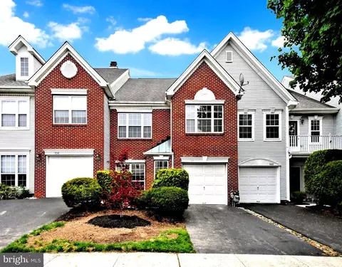 104 Aqueduct Dr, North Wales, PA 19454
