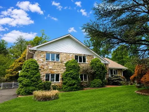 827 Wright Dr, Maple Glen, PA 19002
