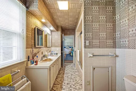 Bath - 330 Bent Rd, Wyncote, PA 19095 photo 5 of 7