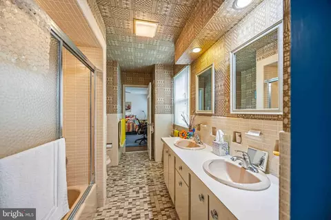 Bath - 330 Bent Rd, Wyncote, PA 19095 photo 4 of 7
