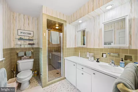 Bath - 330 Bent Rd, Wyncote, PA 19095 photo 2 of 7