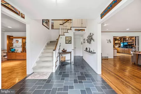Entry Way - 330 Bent Rd, Wyncote, PA 19095 photo 4 of 9