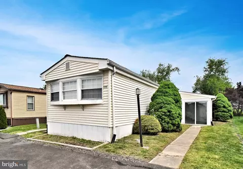 177 Bent Pine Hl, North Wales, PA 19454