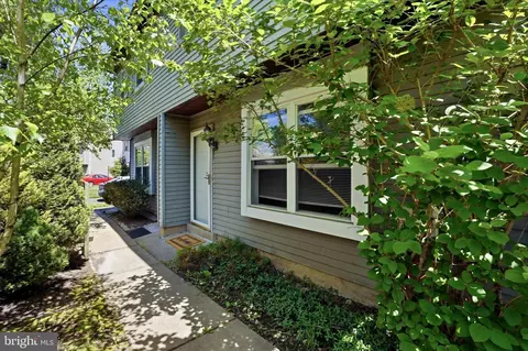 2 Horseshoe Cir, Horsham, PA 19044