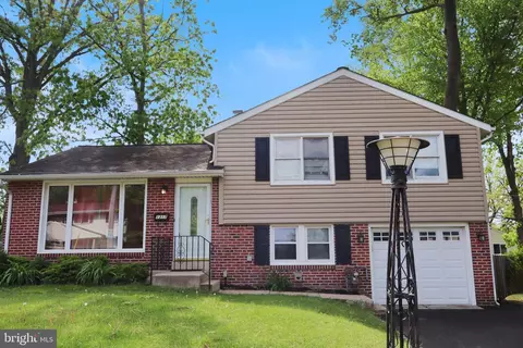 1317 Fitzwatertown Rd, Abington, PA 19001