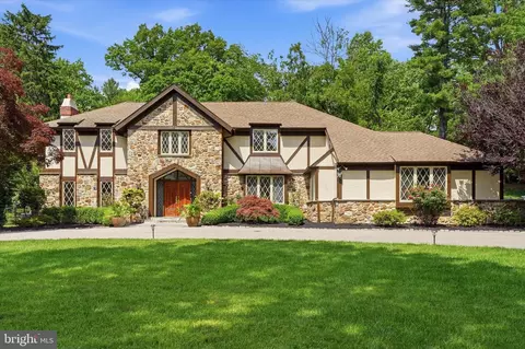 1137 Springmont Cir, Bryn Mawr, PA 19010