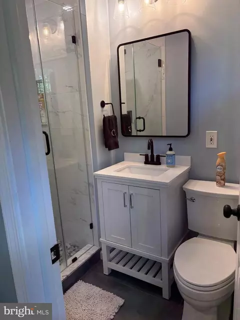 Bath - 761 Red Oak Ter, Wayne, PA 19087 photo 2 of 3