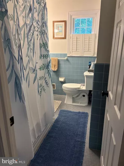 Bath - 761 Red Oak Ter, Wayne, PA 19087 photo 3 of 3