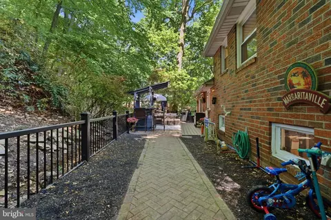 Exterior - 582 Forest Rd, Wayne, PA 19087 photo 4 of 8