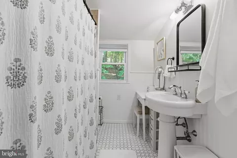 Bath - 582 Forest Rd, Wayne, PA 19087 photo 2 of 4
